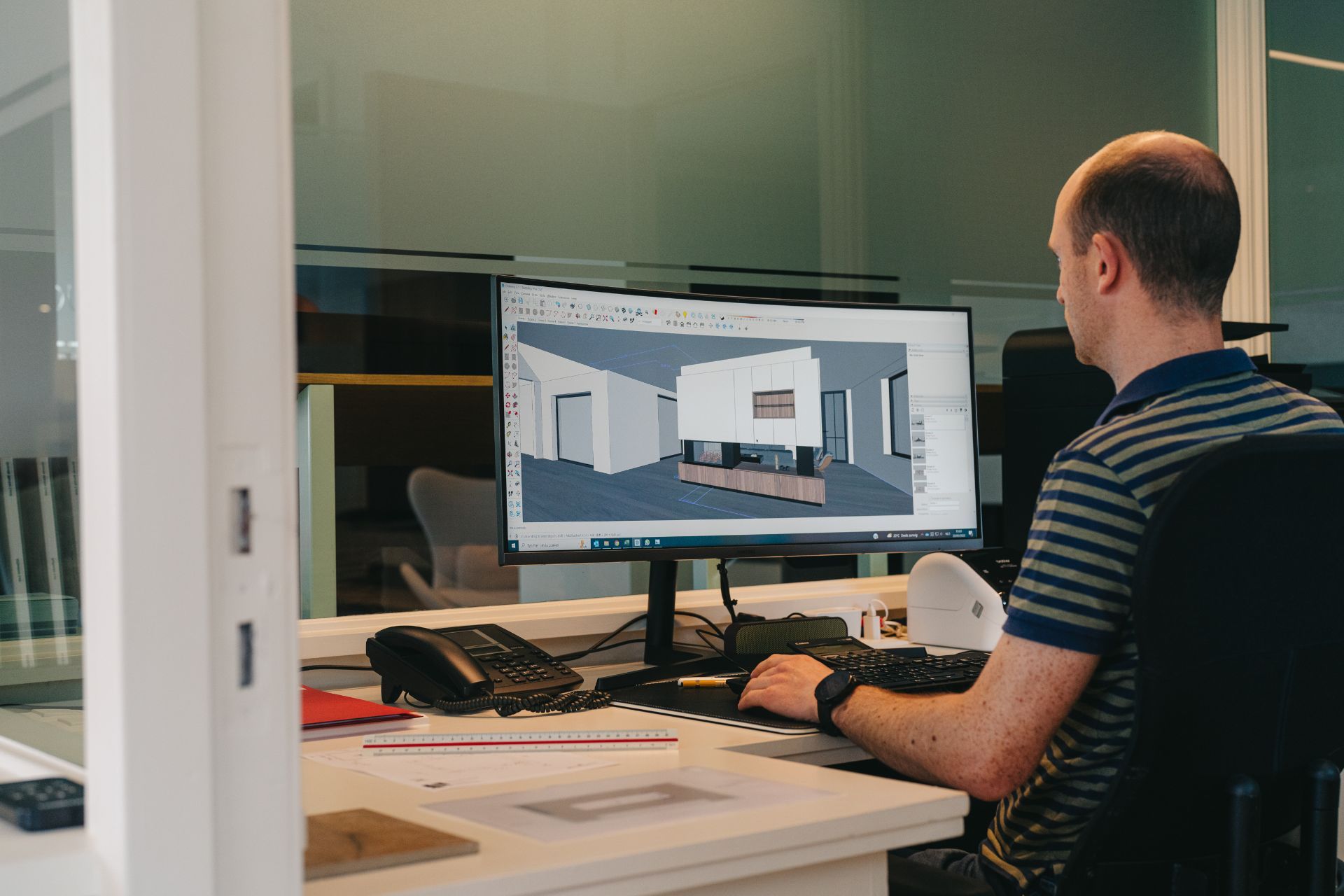Medewerker van Schouwen André werkt een 3D-ontwerp uit op de computer